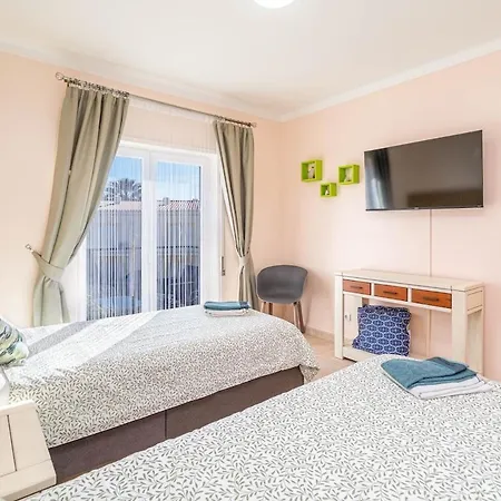 Oasis Park Condo, Pool & Jacuzzi, Free Parking * Portimao